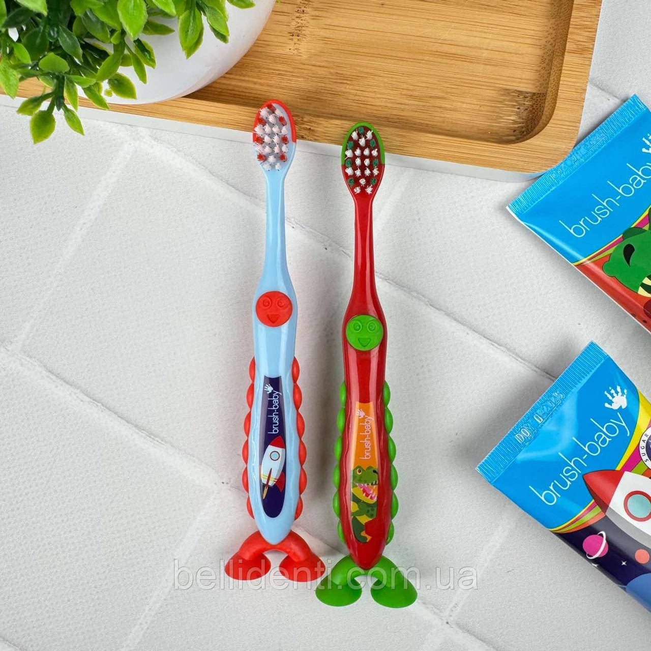 Зубна щітка Brush-Baby FlossBrush від 3 до 6 років на присосці (ракета і динозавр), 2 шт