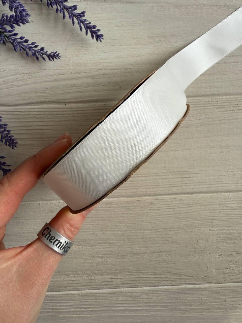 Атлас двохсторонній  2,5 см, молочний 22.5 метри