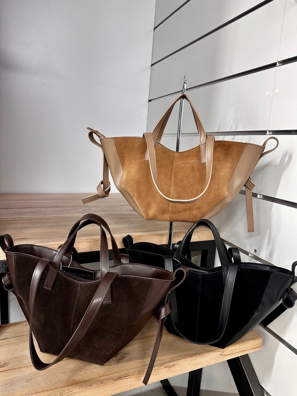 Жіноча сумка замшева трапеція 23*16 см на блискавці з натуральної замші та штучної шкіри Nata Різні кольори, фото 1