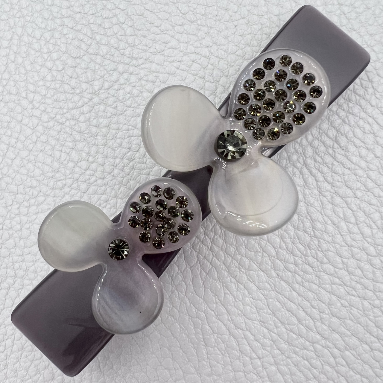 Заколка автомат для волос серого цвета с цветочками и серыми камушками длина 9 см ширина 2 см