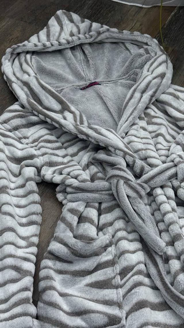 серый халат зебра