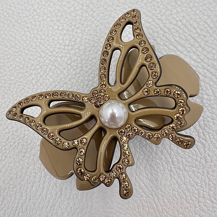 Заколка автомат для волос глянцевая бабочка бежевого цвета с желтыми стразами и белой бусиной размер 9х3.5 см, фото 1