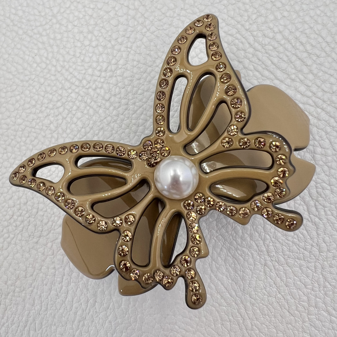 Заколка автомат для волос глянцевая бабочка бежевого цвета с желтыми стразами и белой бусиной размер 9х3.5 см