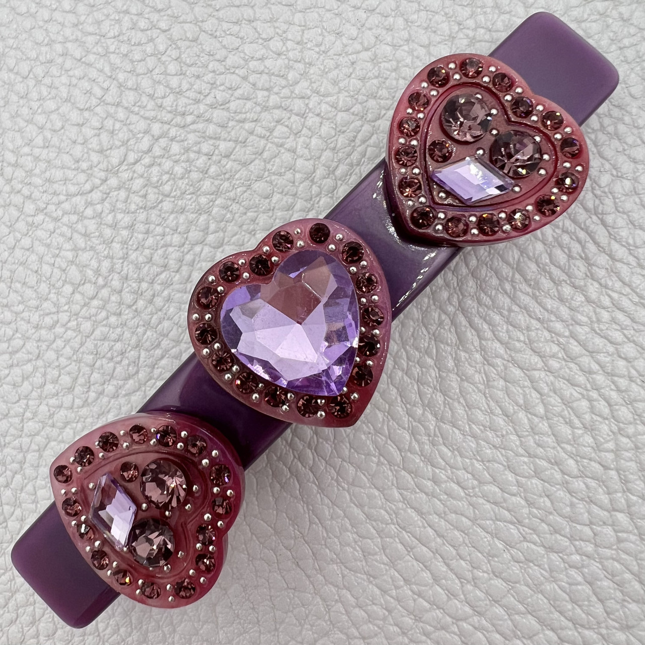 Заколка автомат для волос фиолетового цвета с сердечками и большими кристаллами длина 9 см ширина 1.5 см