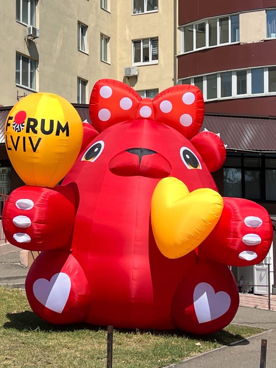 Надувна арт-декорація ведмедик із серцем 4 метри