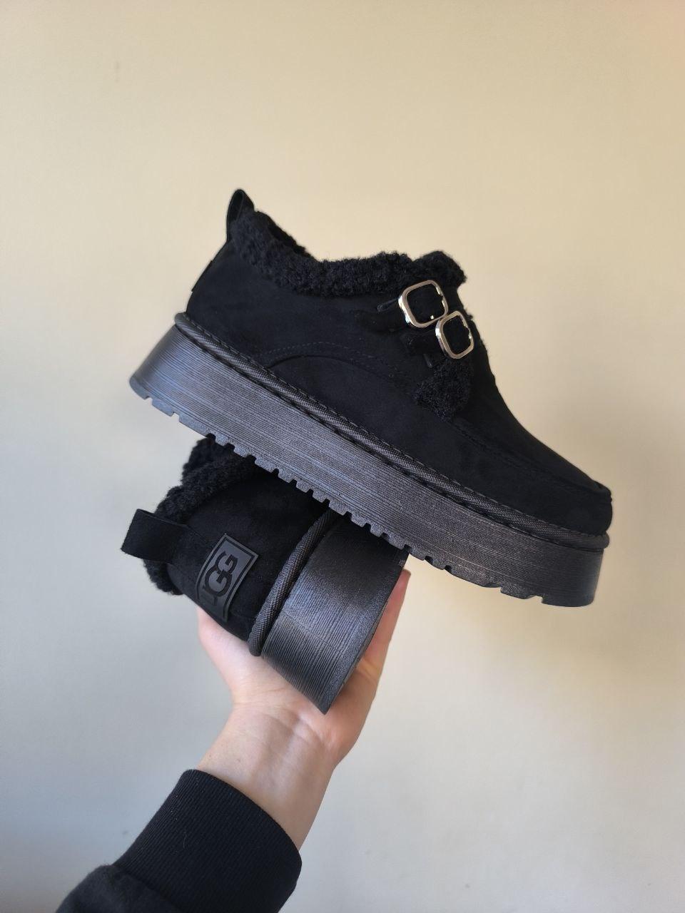 Уги короткі Чорні BLACK з ремінцями на високій підошві з лейбл UGG та  утепленою устілкою жіночі