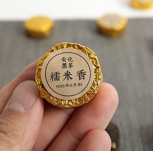 Юньнанський чай Пуер клейкий рис 1995р, у золотій обгортці.(6-7г.) великолистовий зелений чай, фото 1