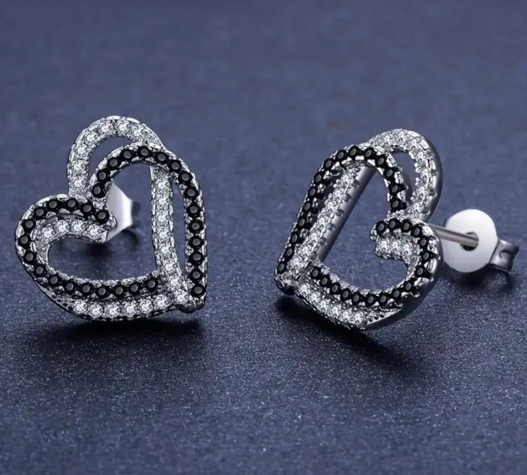 Сережки-гвоздики "Дует сердець" з чорним і білим каменем, сріблясті, фото 1