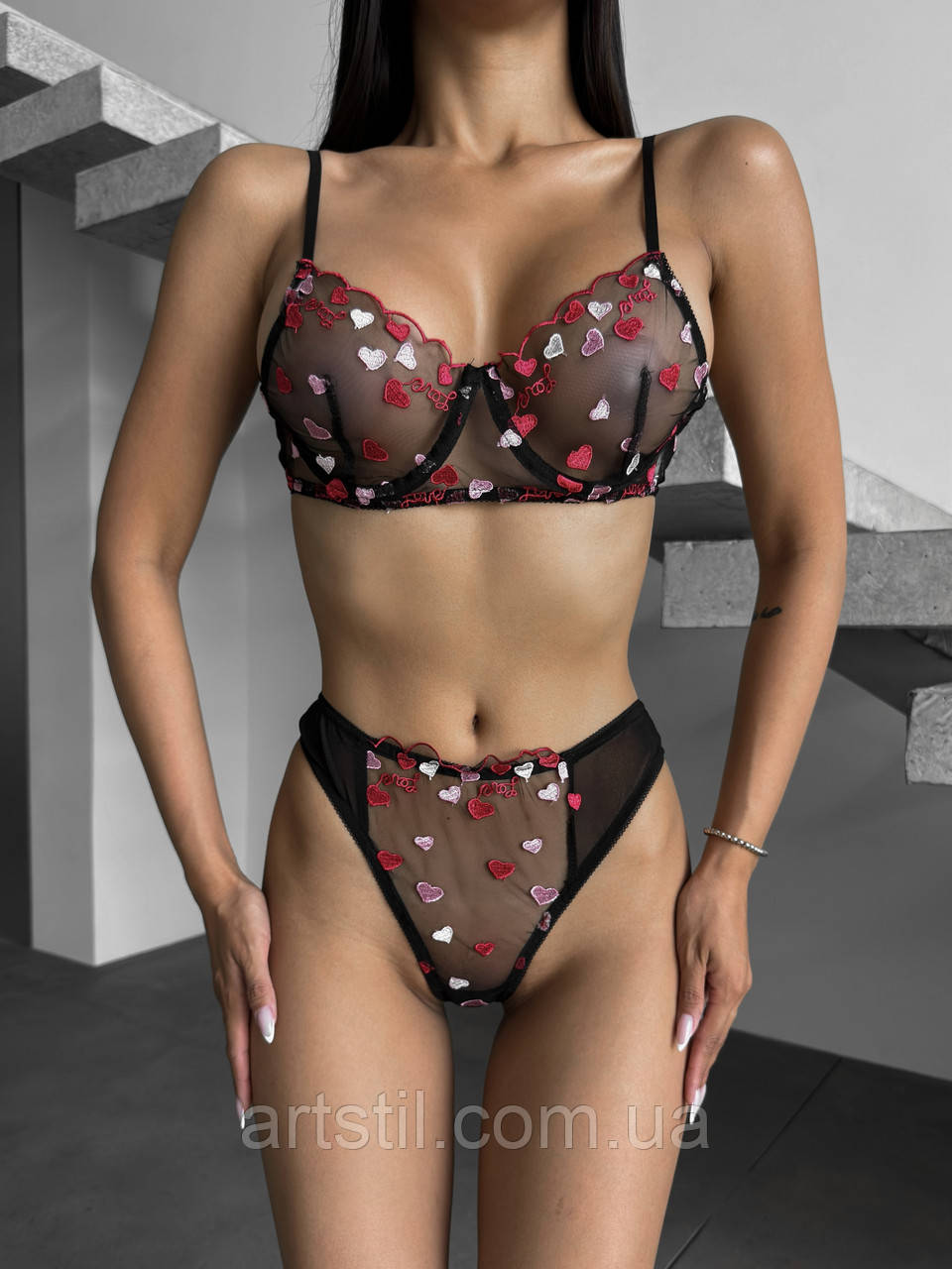Зручний чорний комплект з бюстгалтером на кісточках + стрінги: повсякденна білизна з декором сердечок, фото 1