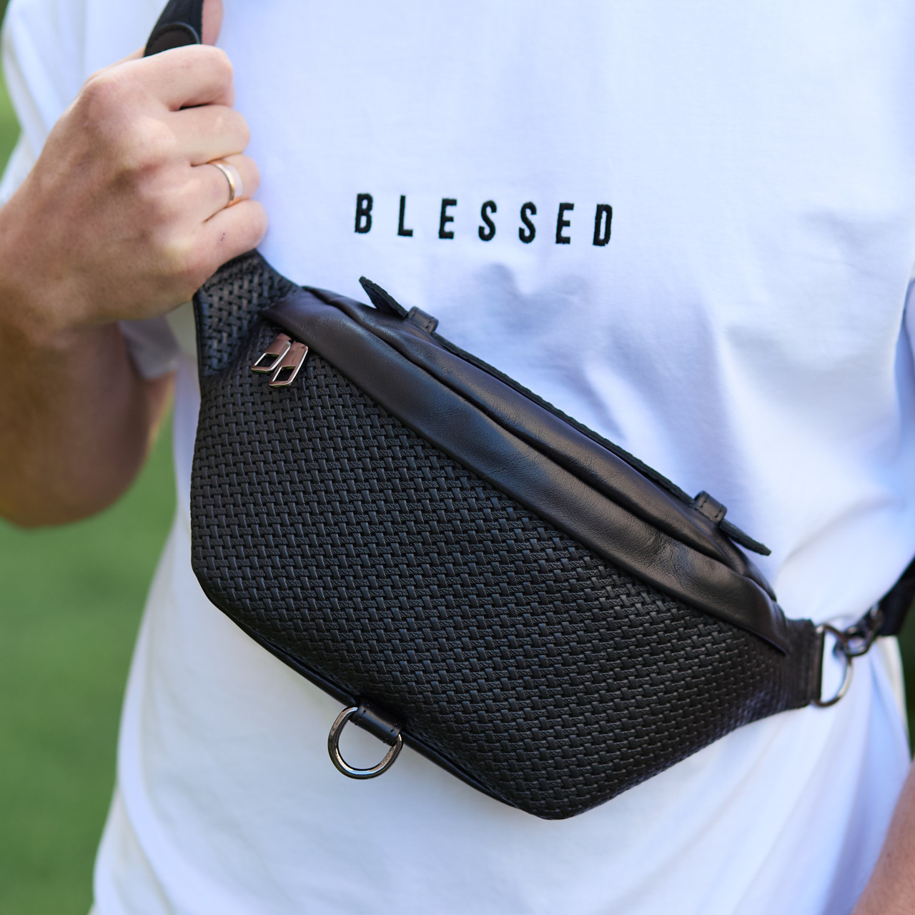 Стильна чоловіча бананка з натуральної гладкої шкіри 22х27х8, рюкзак нагрудний з принтом NM-58744 чорний, фото 1