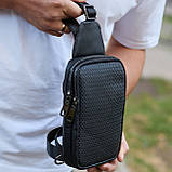 Чоловіча сумка-слінг через плече 13х20х5, бананка нагрудна з візерунком для телефону, чорна, фото 3