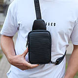 Чоловіча сумка-слінг через плече 13х20х5, бананка нагрудна з візерунком для телефону, чорна, фото 4