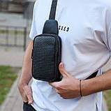 Чоловіча сумка-слінг через плече 13х20х5, бананка нагрудна з візерунком для телефону, чорна, фото 8