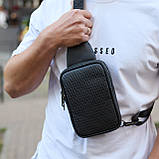 Чоловіча сумка-слінг через плече 13х20х5, бананка нагрудна з візерунком для телефону, чорна, фото 9