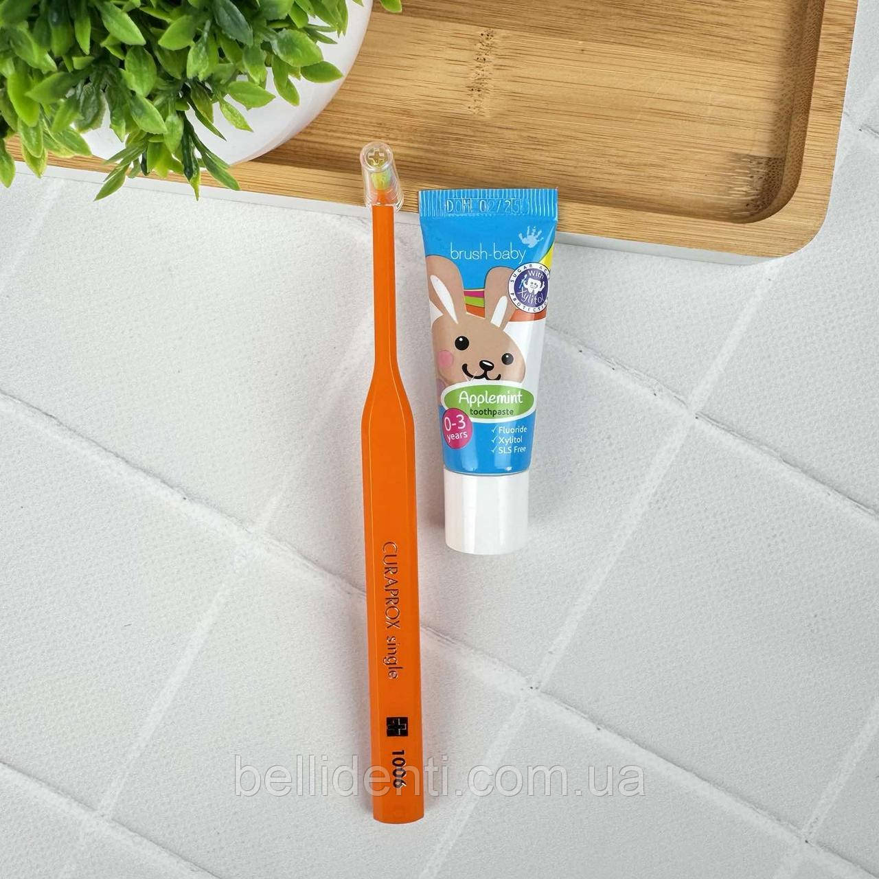 Набір для перших зубів від 0 до 3 років (зубна паста Brush-Baby зайчик, 12 мл+монопучкова щітка Curaprox 1006), помаранчевий, фото 1