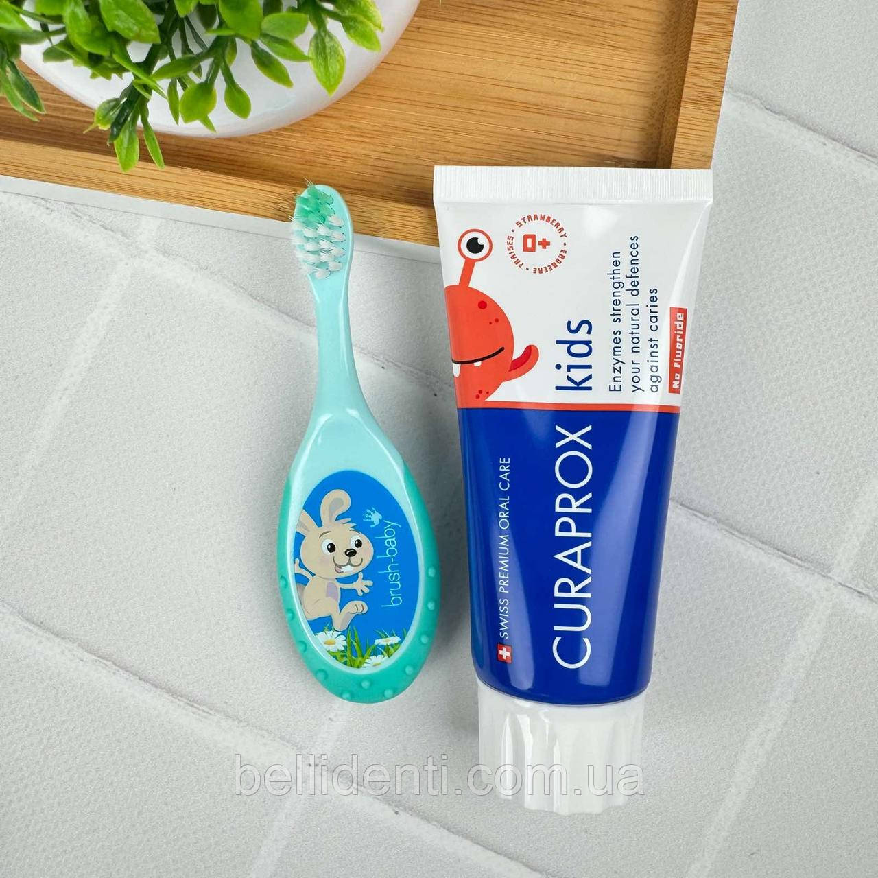 Набір Brush-Baby Floss Brush Curaprox Kids від 0 до 2 років (паста 60 мл без фтору+1 бірюзова щітка)