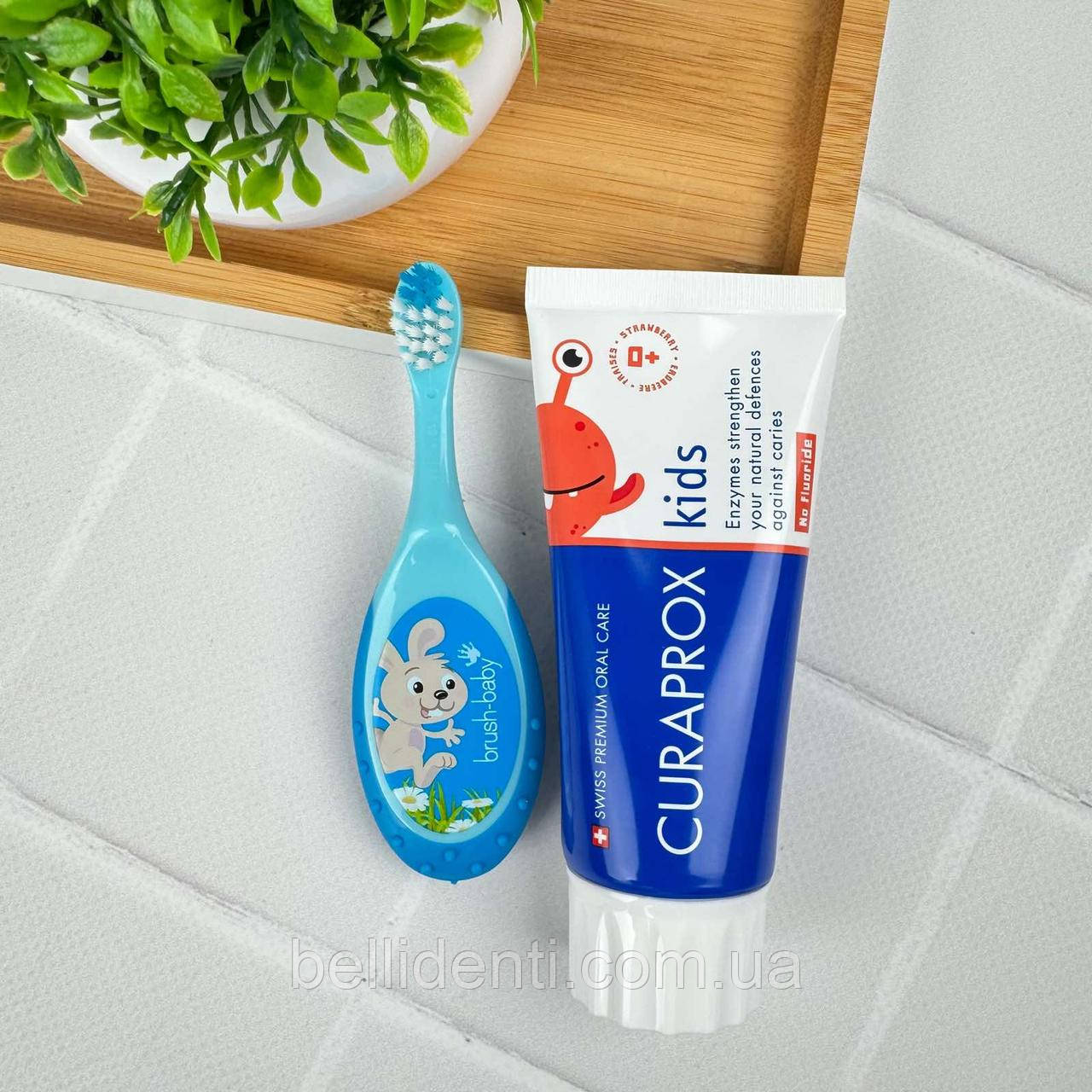 Набір Brush-Baby Floss Brush Curaprox Kids від 0 до 2 років (паста 60 мл без фтору+1 блакитна щітка), фото 1