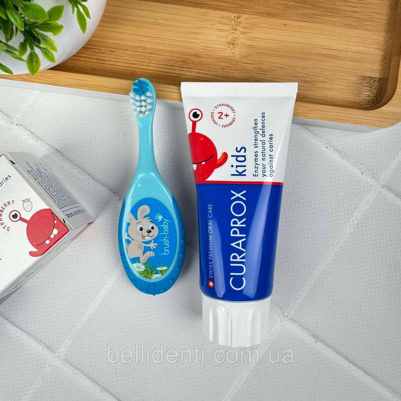 Набір Brush-Baby Floss Brush Curaprox Kids від 2 до 3 років (паста 60мл з фтором+1 блакитна щітка)