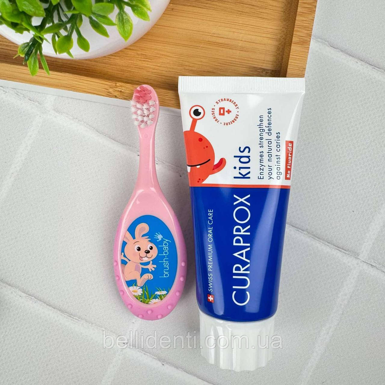 Набір Brush-Baby Floss Brush Curaprox Kids від 2 до 3 років (паста 60мл з фтором+1 рожева щітка)