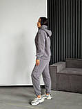 Утеплений спортивний жіночий костюм з начосом сірого кольору "Romantic Material", фото 4