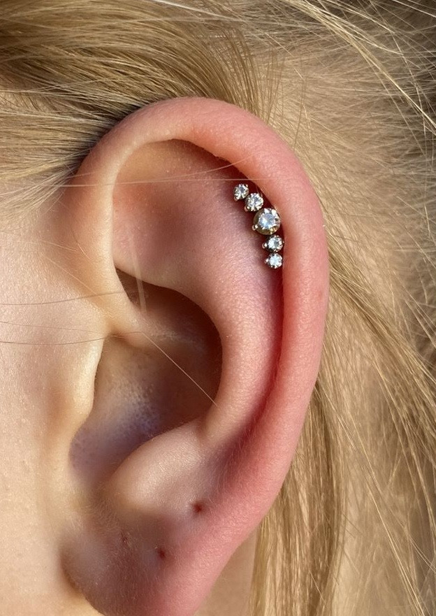 Золота сережка для пірсингу хеліксу з фіанітами. З40001ШТ