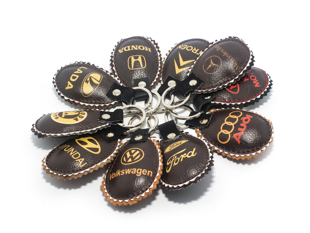 Шкіряні брелки з різними марками машин