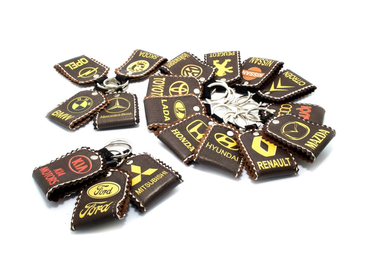 Шкіряні сумки з різними марками машин