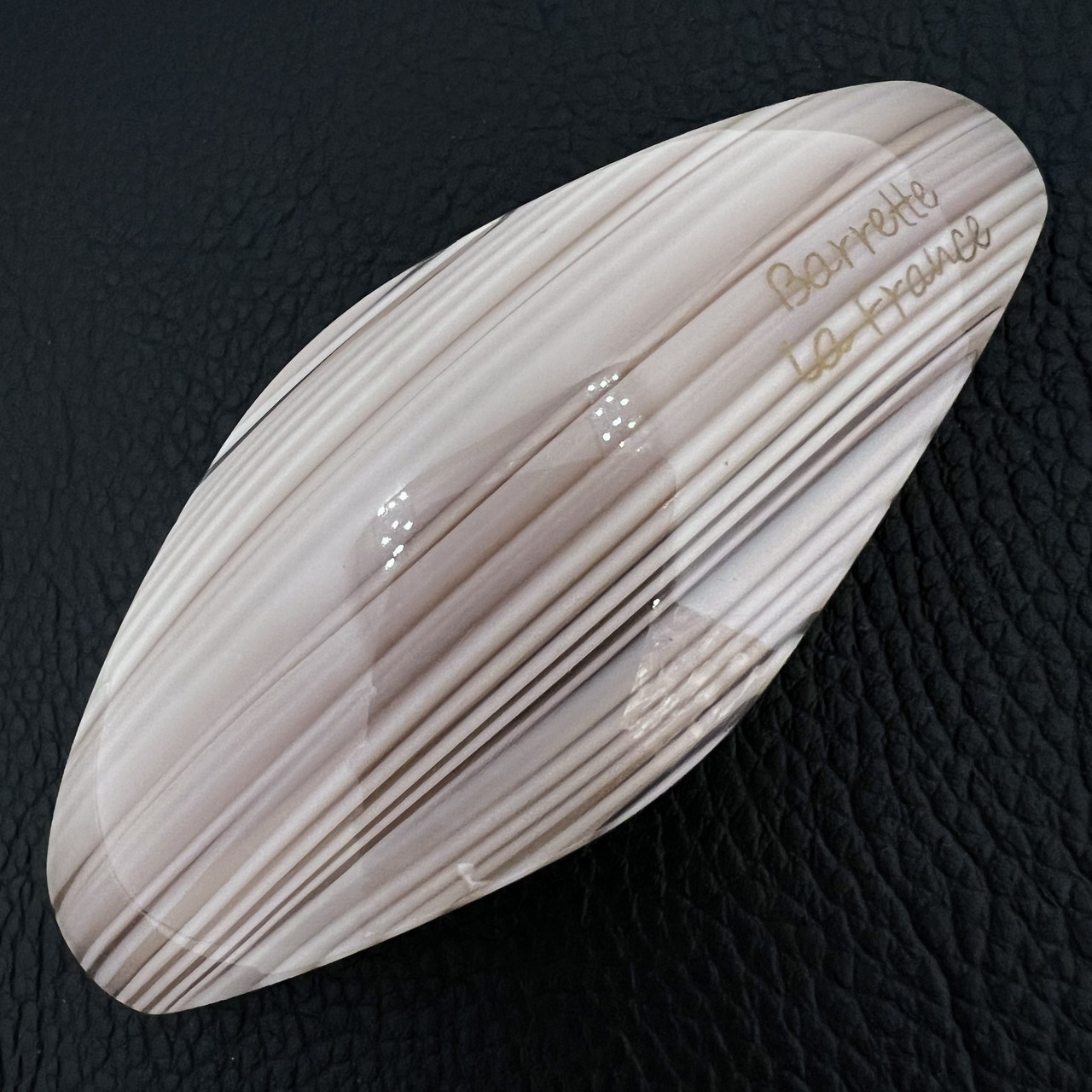 Заколка автомат для волос глянцевая в бежевых оттенках с узорами и надписью длина 10 см ширина 4 см