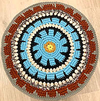 Унікальний стильний в'язаний ручної роботи круглий килимок, діаметр 37 см.