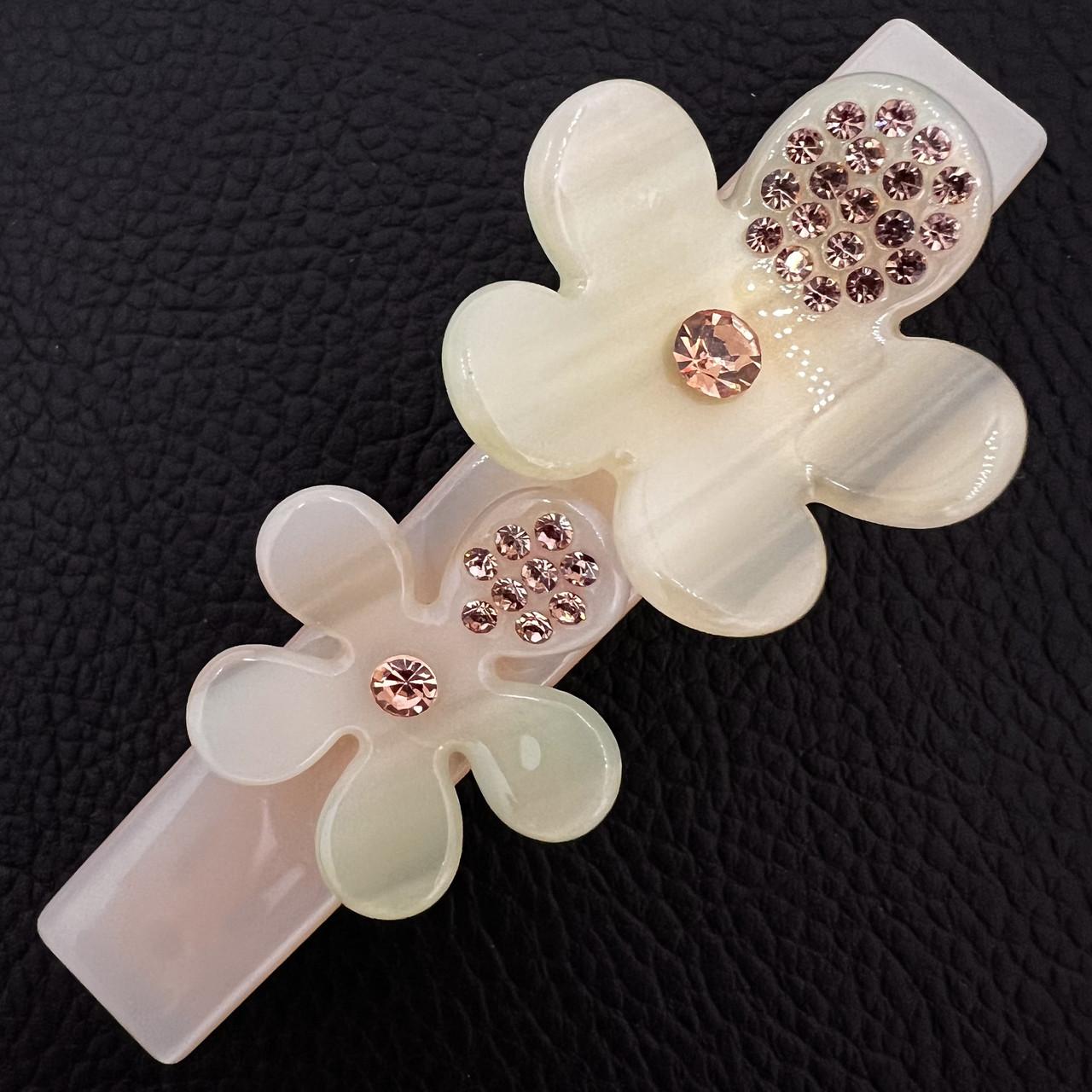 Заколка автомат для волос персикового салатого цвета с цветочками и кристаллами длина 9 см ширина 1.5 см