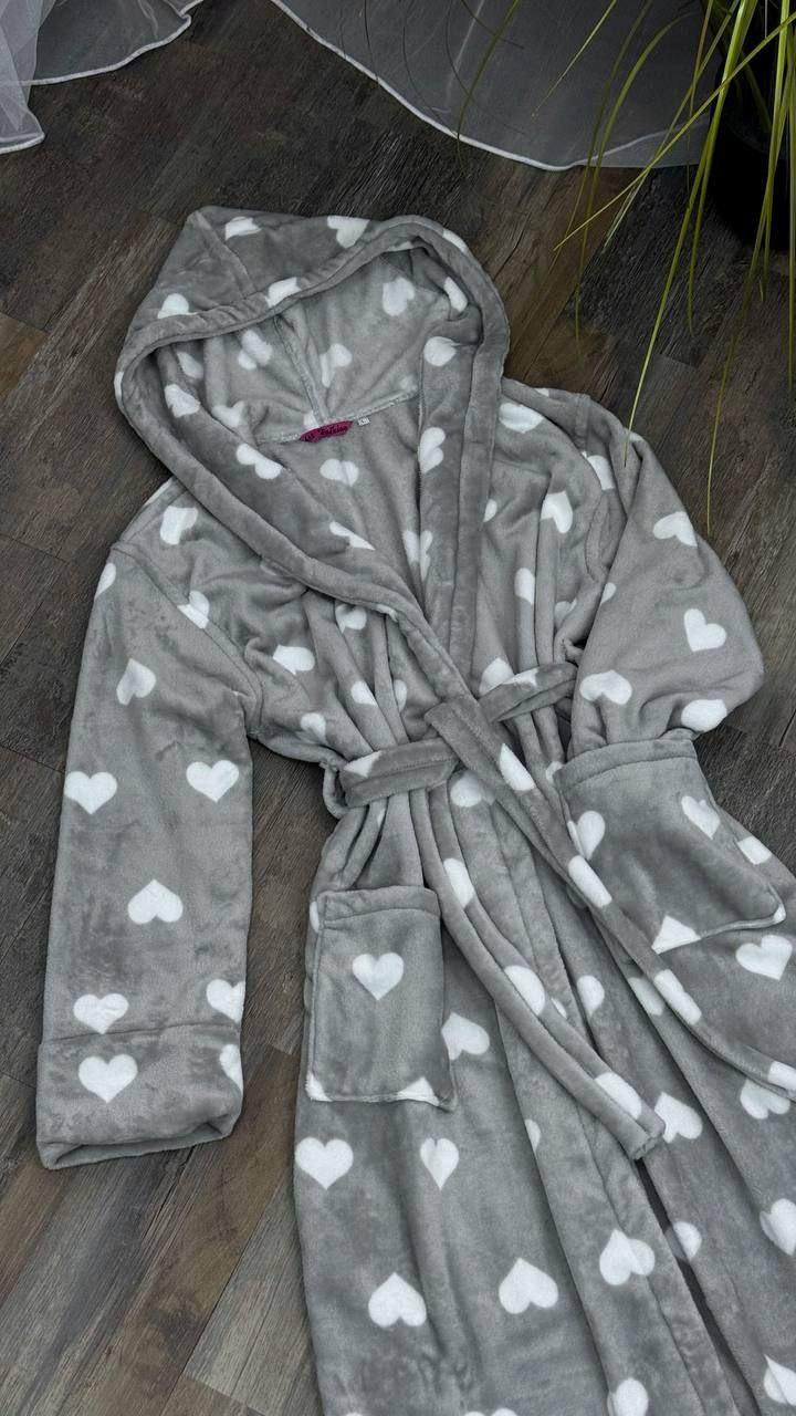 Сірий жіночий теплий плюшевий домашній халат з сердечками