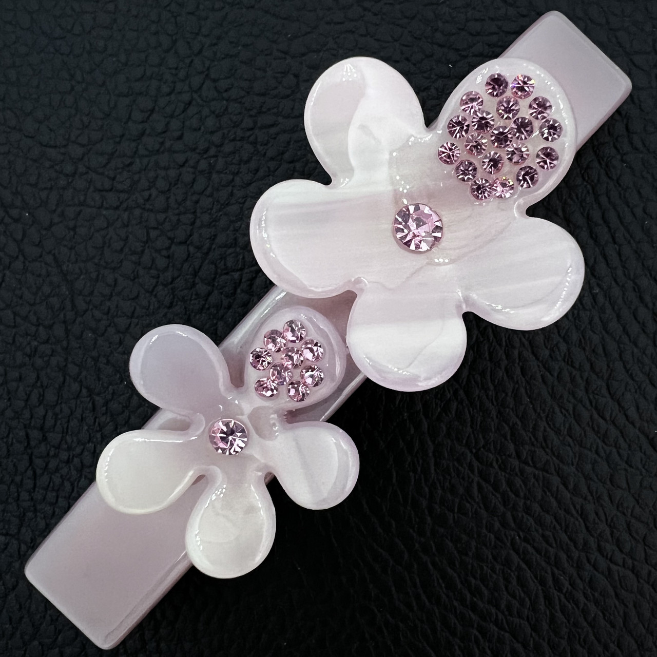 Заколка автомат для волос лилового цвета с цветочками и кристаллами длина 9 см ширина 1.5 см