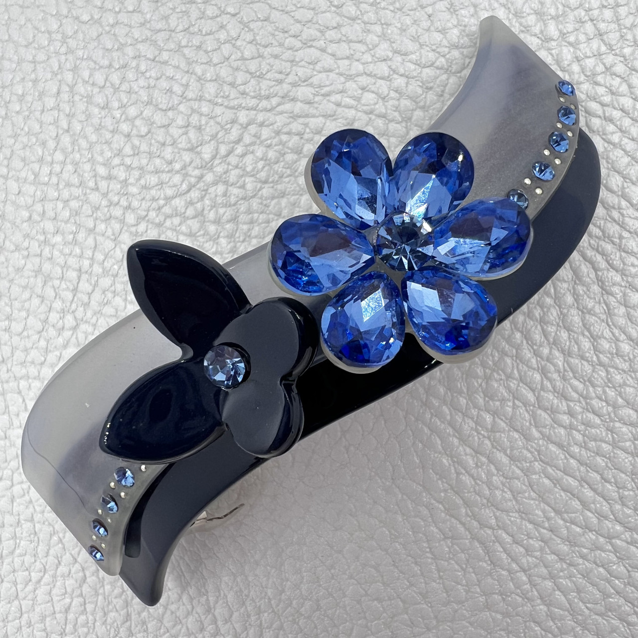 Заколка автомат для волос синего цвета с бабочкой и цветочком и голубыми стразами длина 9 см ширина 2 см