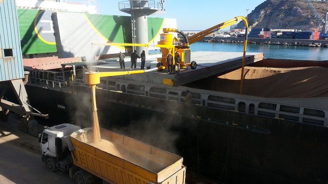 пневматичний погрузчик зерновий в роботі