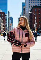 Купити жіночу демісезонну куртку AGER коротку, легку, з капюшоном і принтом пудрова | GoodBoX.com.ua