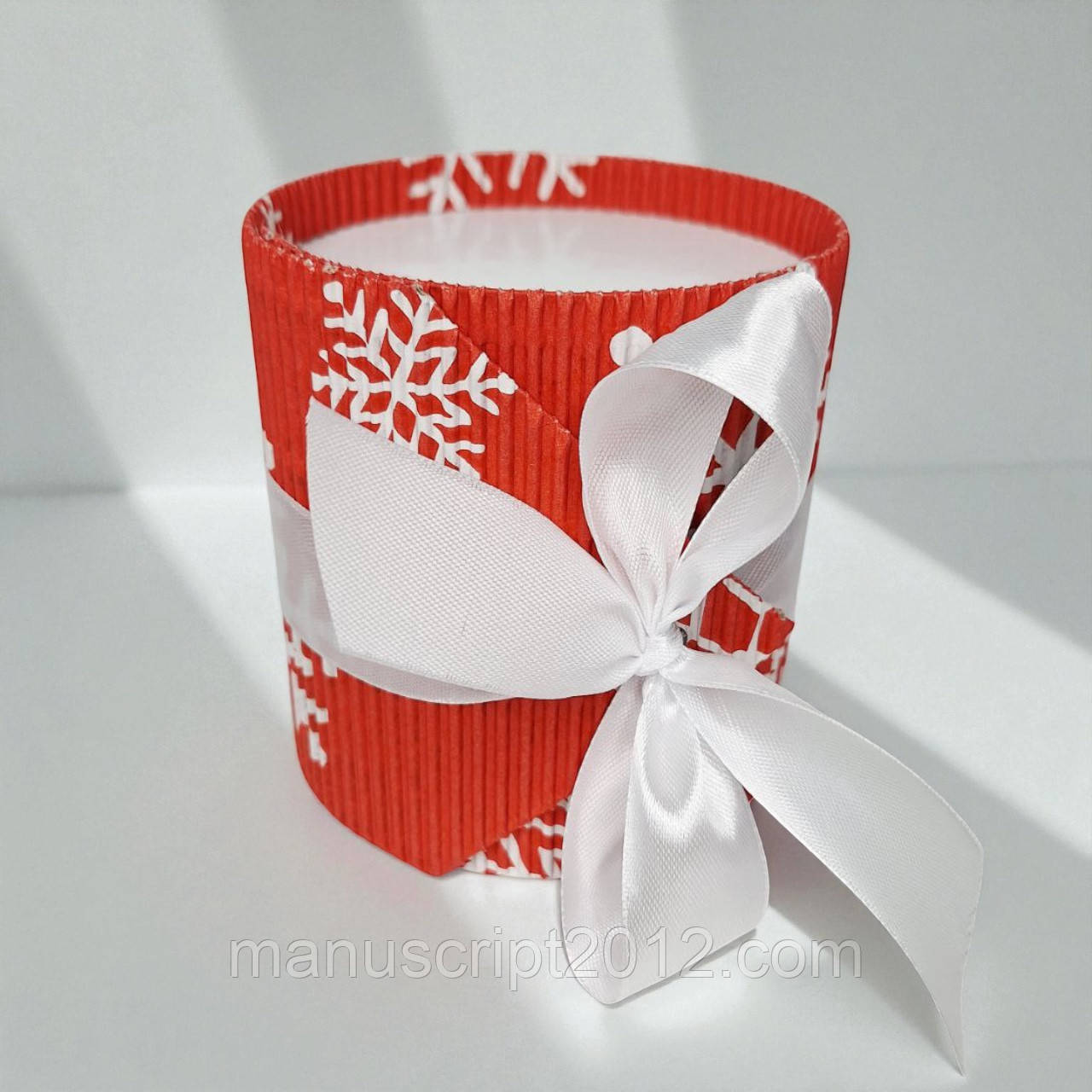 Коробка-тубус (72х90мм.) червона з білими сніжинками