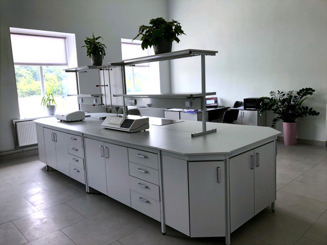 Острівний стіл лабораторний від Лабімпекс ЛТД