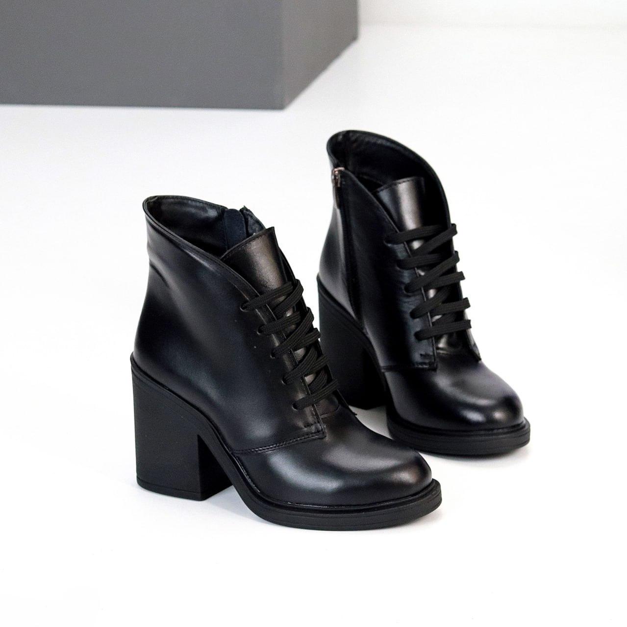 Жіночі зимові ботильйони на стійкому підборі на хутрі чорні натуральна шкіра