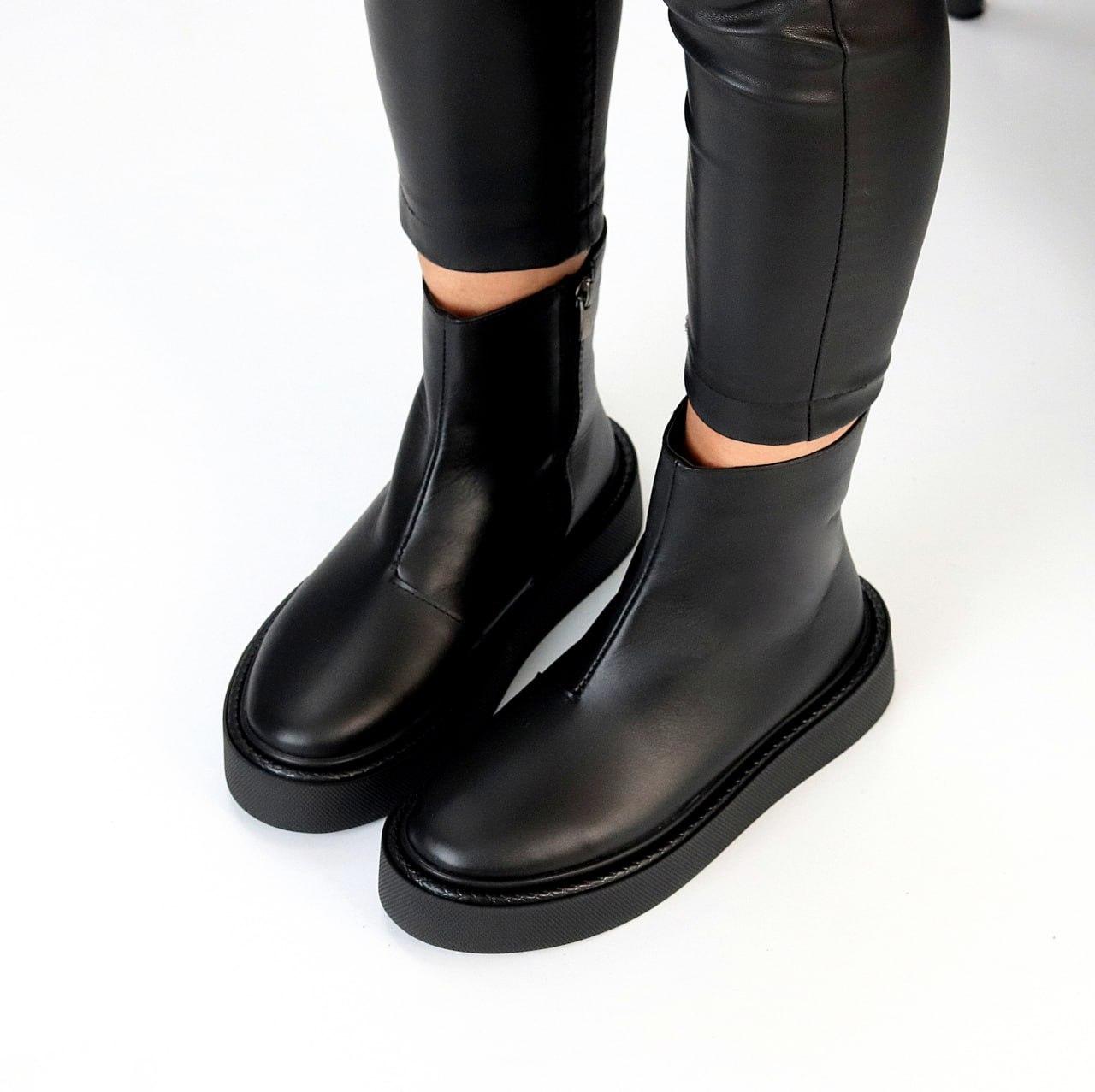 Жіночі зимові шкіряні черевики на широкій підошві чорні натуральна шкіра
