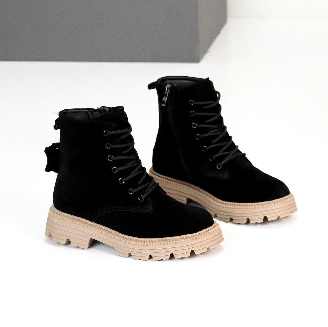 Жіночі замшеві зимові черевики на бежевій підошві чорні натуральна замша