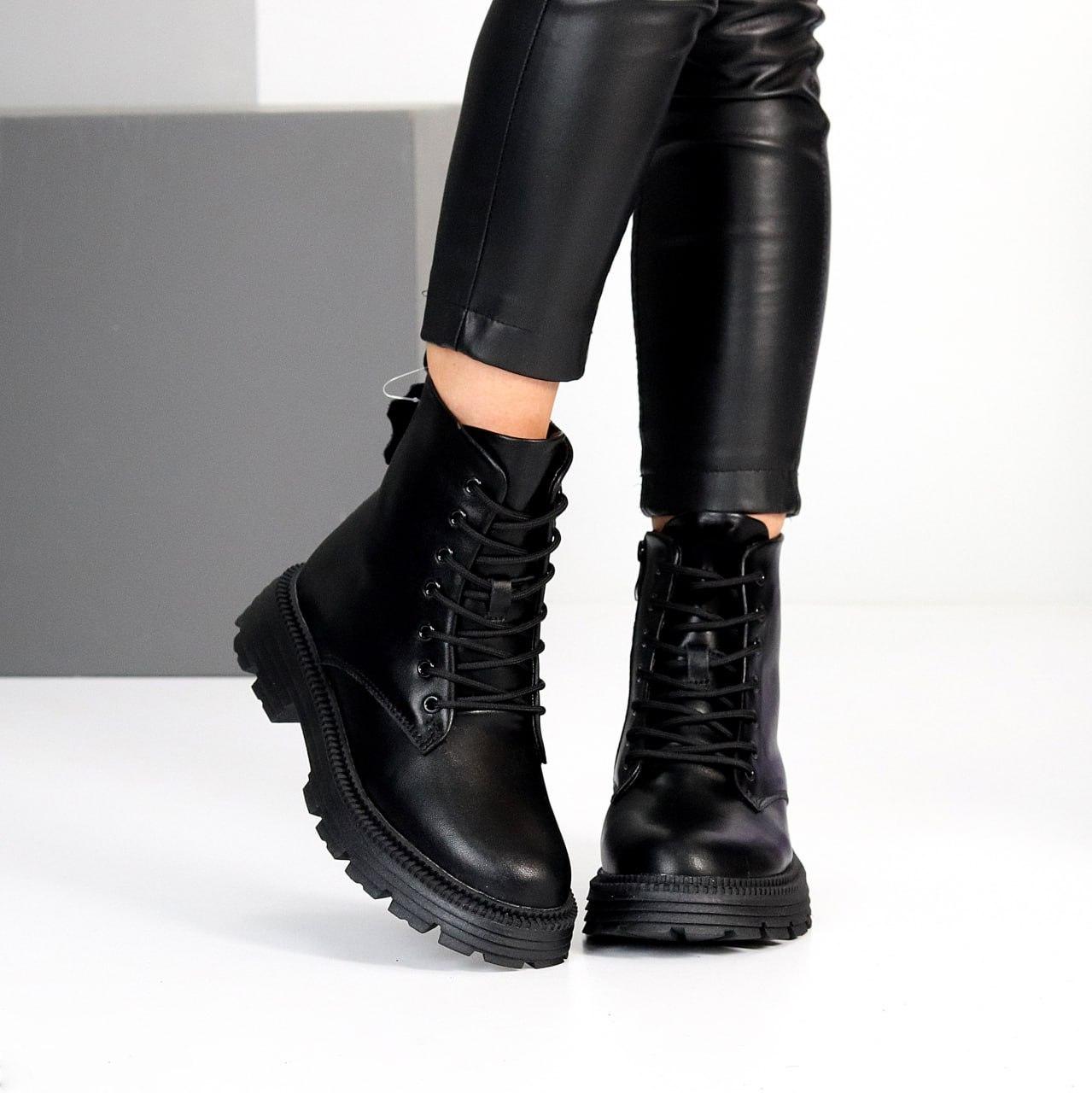 Жіночі шкіряні зимові черевики на структурній підошві чорні натуральна шкіра
