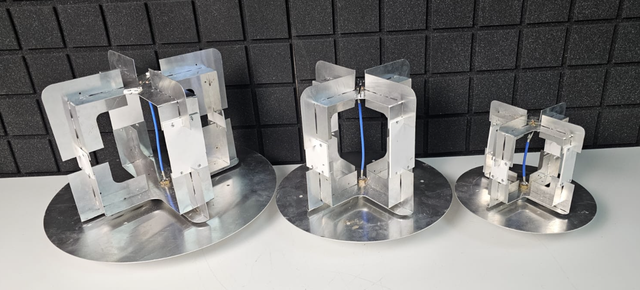 Квадрофілярні антени РЕБ 300–2900 МГц з круговою поляризацією