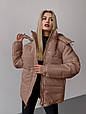 Пуховик жіночий з відстібним капюшоном і утеплювачем силікон 250 Модель: АР-5-10443 Колір: бежевий, моко, фото 2