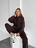 Коричневий теплий жіночий костюм з об'ємним худі з тринитки на флісі, фото 2
