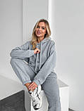 Сірий теплий жіночий костюм з об'ємним худі з тринитки на флісі, фото 2