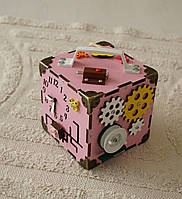 Дитячий розвиваючий міні бізікуб рожевий 15×15×15, бізіткуб з кнопками, засувками і рухомими елементами.