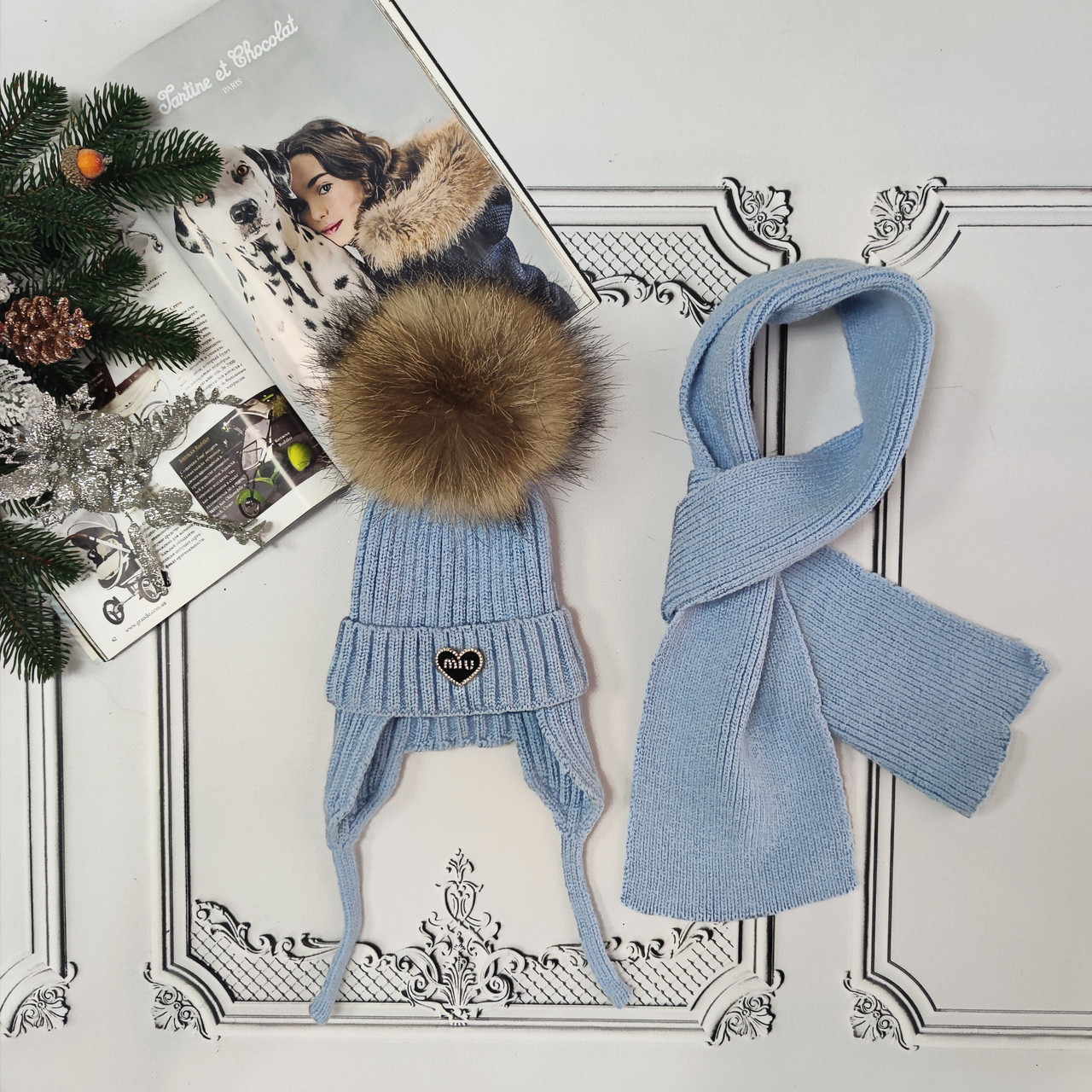 Дитяча блакитна в'язана демісезонна шапка із зав'язками, комплект з шарфом, натуральний бубон