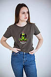 Жіноча футболка з Грінчем та надписом Внутрішній спокій-новорічний хіт сезону!, фото 2