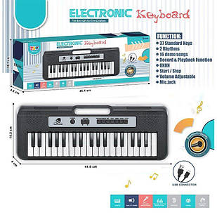 Синтезатор на 37 клавіш, мікрофон, працює від мережі або батарейок, USB-type-c кабель, регулювання гучності, функція запису