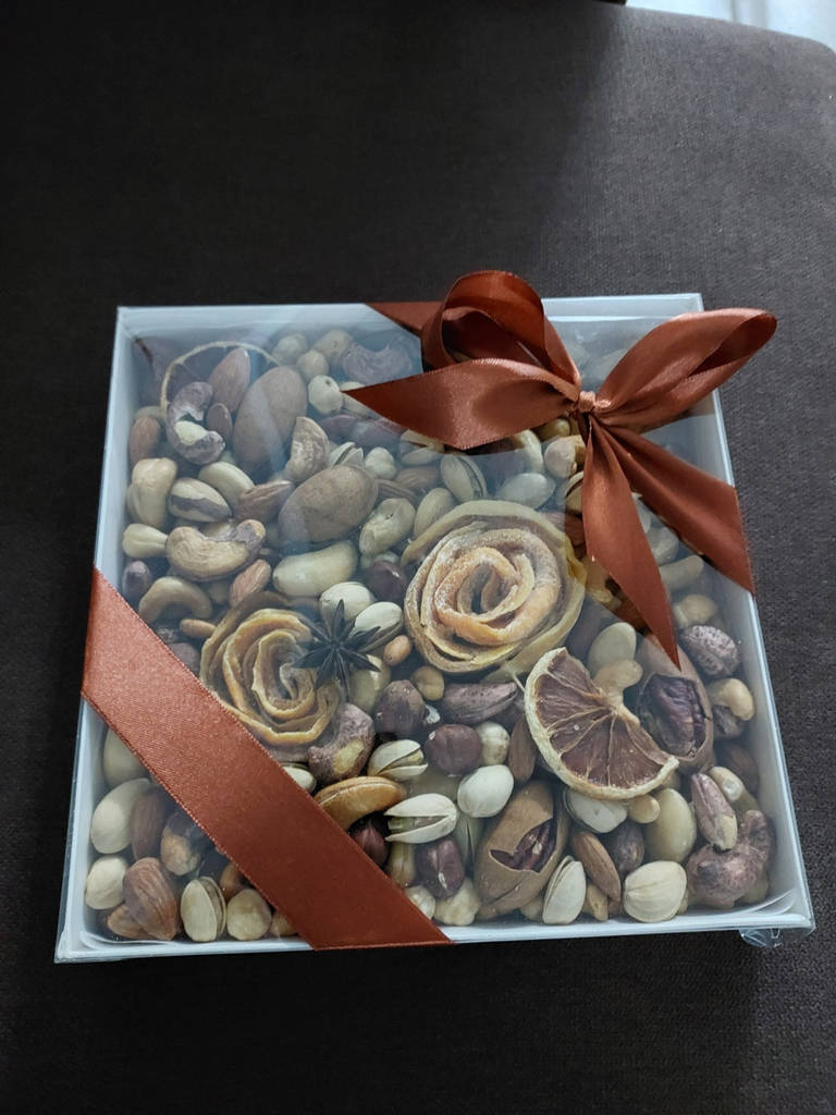 Подарунковий набір горіхів і сухофруктів 600 г (коробка 20×20 см) - фото покупців 1